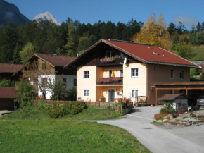 Гостиница Haus Hahnenhof  Лёйташ
